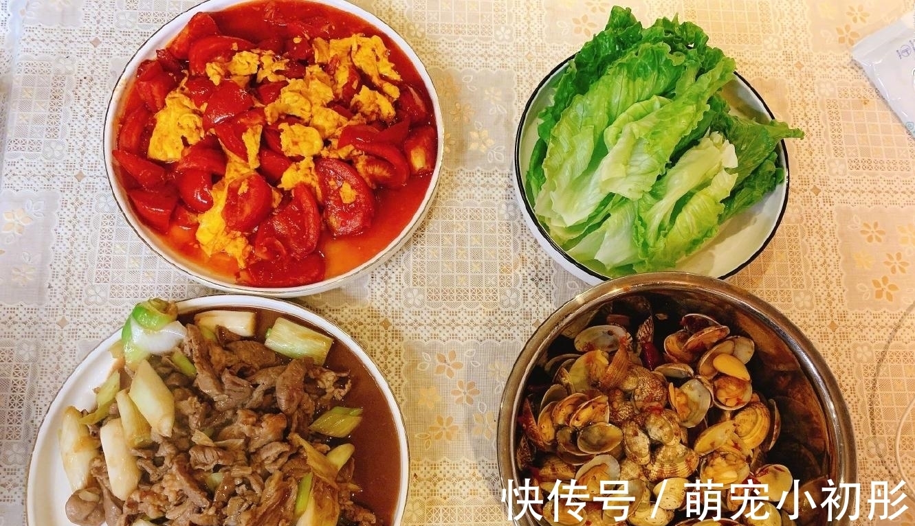 张若昀晒给家人做的晚餐，家常且丰盛，网友：想去蹭饭