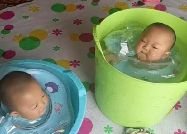 宝宝|爷爷给双胞胎孙子洗澡,宝妈回家看见宝宝的样子,直接笑喷了