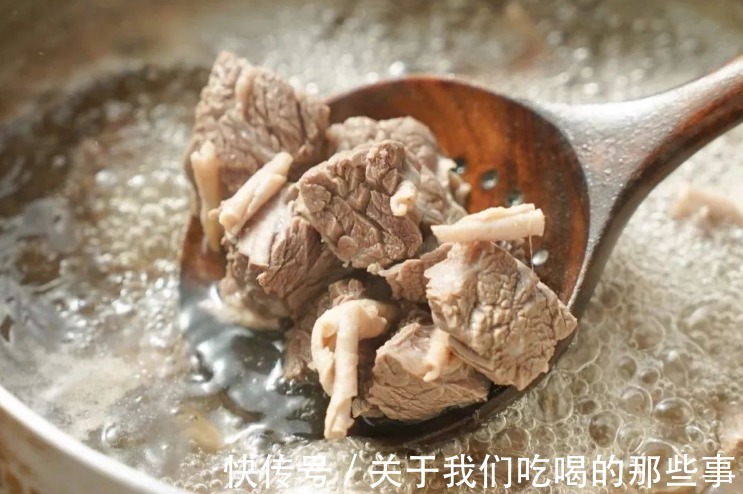 为啥牛肉炖3小时还不烂?厨师长支招,多加2样烂得快,鲜香不油腻