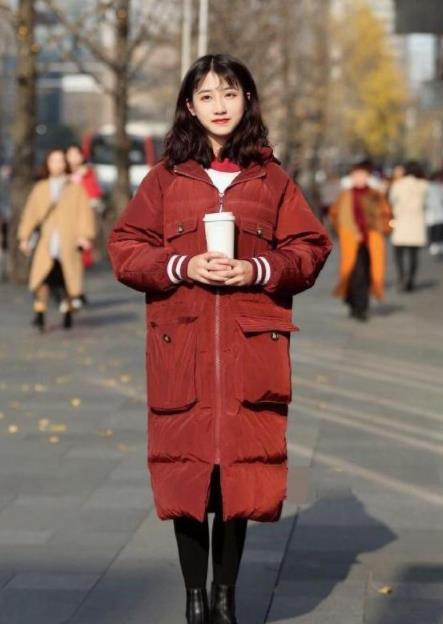 街拍：美女浅蓝色衬衣配紧身牛仔，长相清秀，一笑倾城