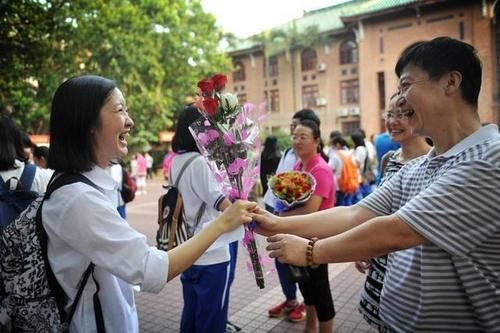 “最幸福女生”毕业照走红，班级里国宝级的存在，网友：羡煞旁人