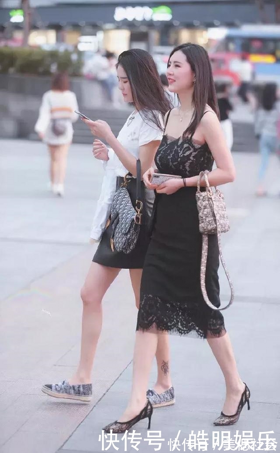 小姐姐|路人街拍，美女阔腿裤搭配白色的衬衫，看上去非常的美
