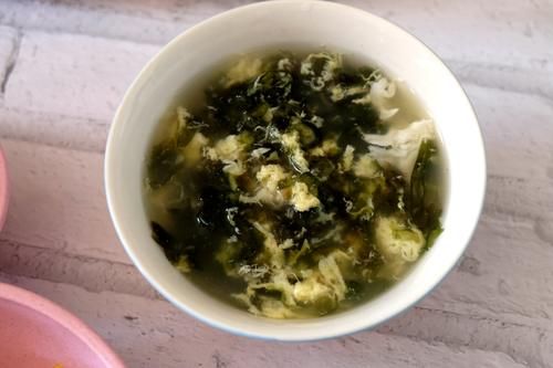  孩子放寒假，在家吃饭要求摆盘好看，妈妈端上桌，孩子全光盘