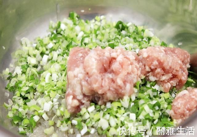 电饼铛|家常水煎包，学会和面、煎制的技巧，自己在家也能做，想失败都难