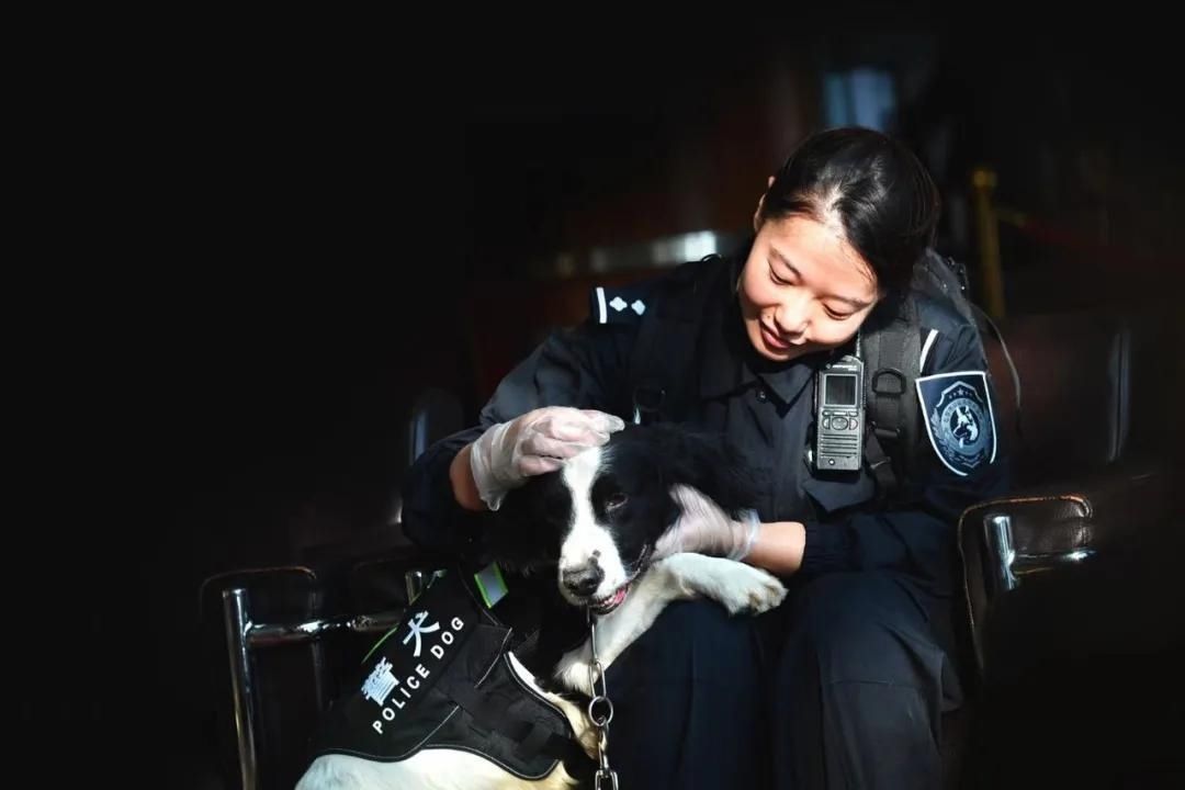 传真|【一线传真】警花与警犬，爱上就别无选择！