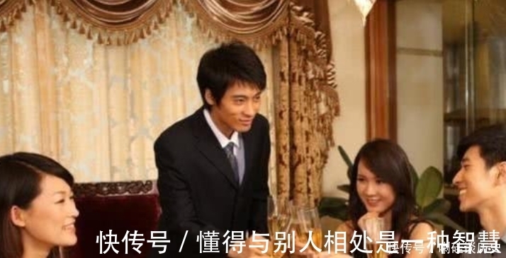 高情商跟领导喝酒聊天,领导酒桌上的智慧:高情商聊天技巧分享