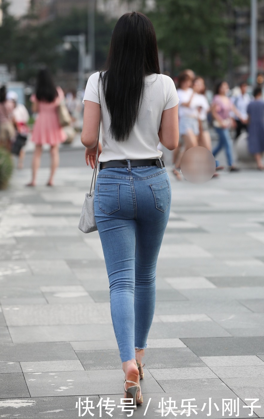 女士牛仔裤,还是要小号才好看,不要太漂亮