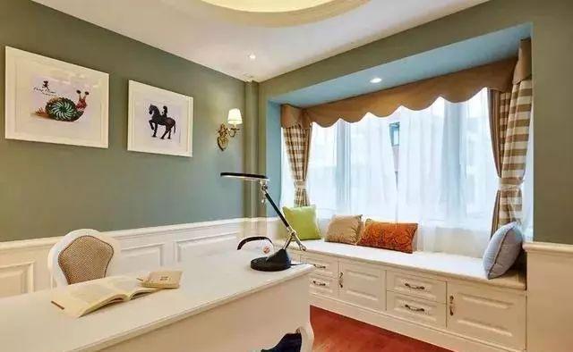 卧室|卧室飘窗别再浪费了，现在流行这样装，能顶上一个大衣柜