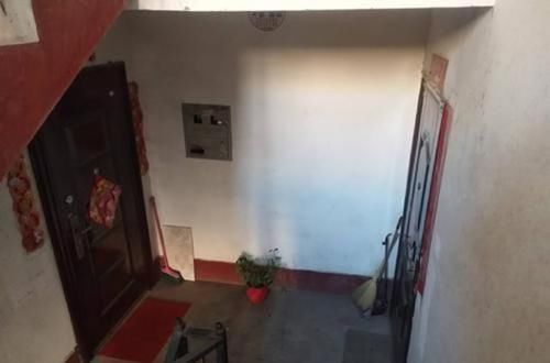 鞋柜|对门邻居不光把鞋柜放楼道，还砌了个2公分地台，这是你家院子