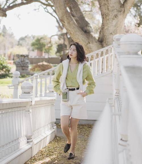 中年 4、50岁的女人,建议不要穿高跟鞋!今年流行这3种平底鞋,特时髦