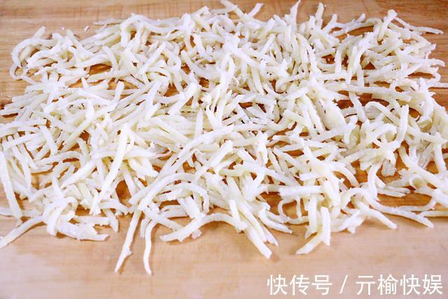 青红椒|既是菜又是饭,土豆换个做法,十元不到,全家吃饱又吃好
