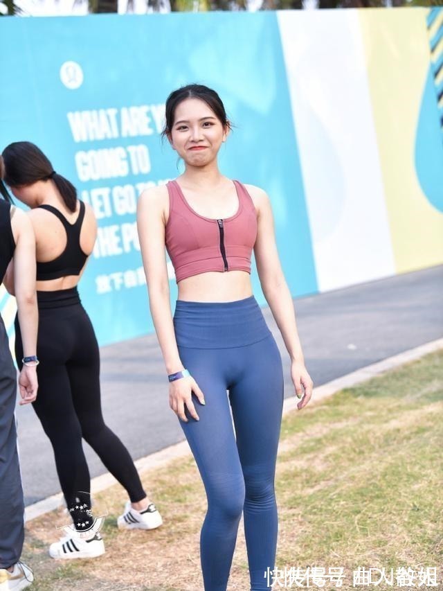 俏皮 打底裤的装扮俏皮可人穿出优雅高贵的气质,很有时尚感!