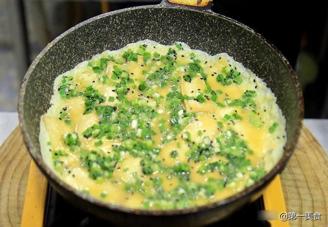 煎豆腐|一块豆腐，两个鸡蛋，厨师长教你做蛋塌豆腐，外焦里嫩，营养丰富