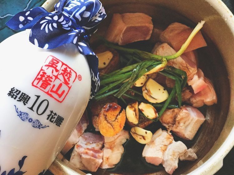 2斤猪肉加上2块腐乳，做一份香糯诱人的腐乳红烧肉，软烂解馋