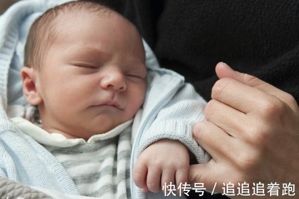 为何宝宝喜欢被抱着走动,一坐下就开始哭这些原因父母要明白