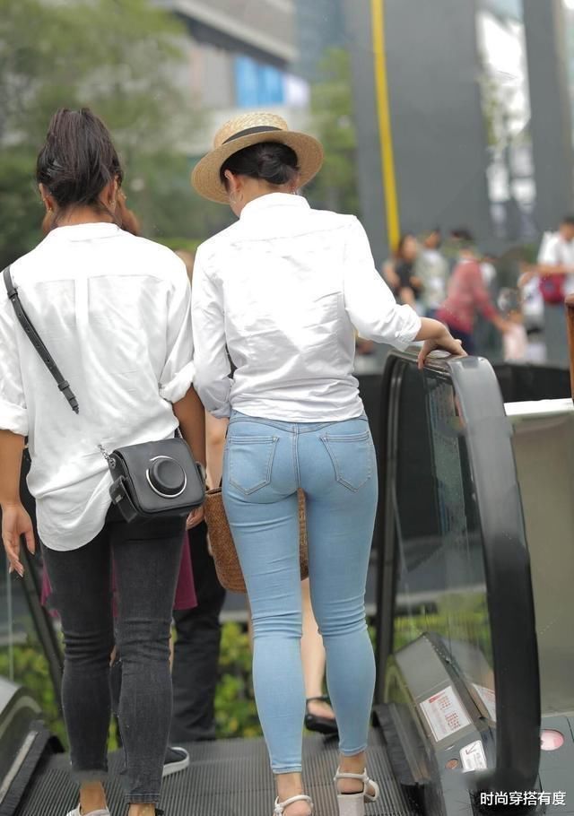 好看精致的打底裤穿出时尚感，露出美腿展现自身个性，时尚多姿