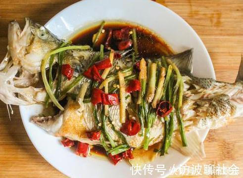 清蒸鱼，开水上锅蒸还是冷水很多人做错了，难怪鱼肉不鲜嫩