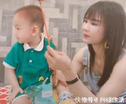 外婆|“年轻姥姥”火了!产房外抱外孙却被人误会:这外婆也太年轻了吧