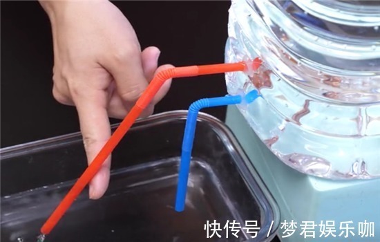 浇水|空油桶不要扔,在上面插两根吸管,放在阳台上,全家人都要抢着用