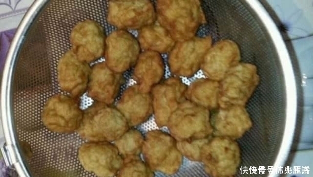 过年炸肉丸有诀窍,除了面粉,此物也要放,不然丸子不酥脆不好吃