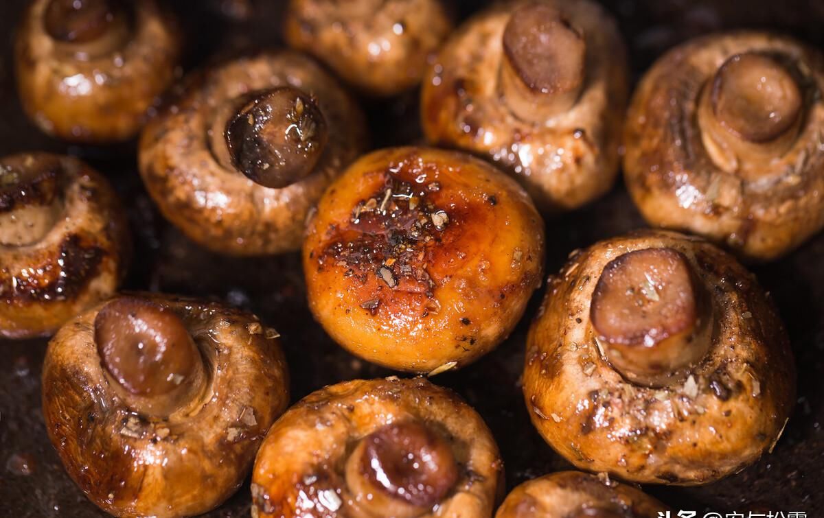黑椒烤口蘑，鲜香软嫩得让人流口水，吃过都会喜欢，做法超简单