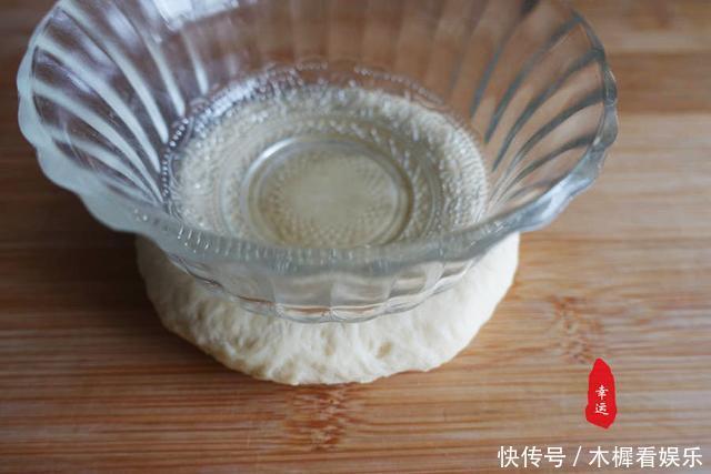 好吃|比面包好吃的烤饼出炉了,奶香浓郁色泽金黄,让人好有食欲