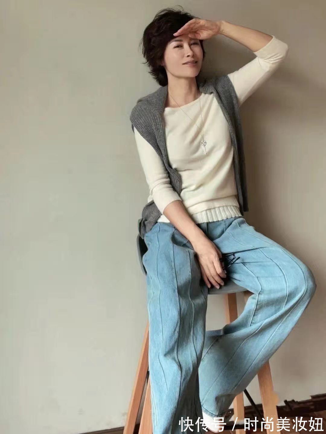 直筒裙|40+女人穿得高级比时髦重要,这位大龄姐姐的穿搭,满身高级感