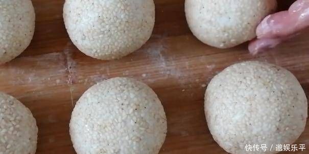 香喷喷的芝麻球，又甜又软的糯米，赶快去做吧