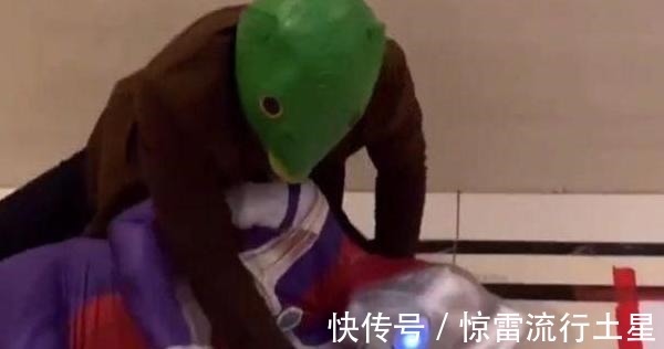 殴打|孩子看到奥特曼被打会怎么办两个孩子反应截然相反,网友神评论