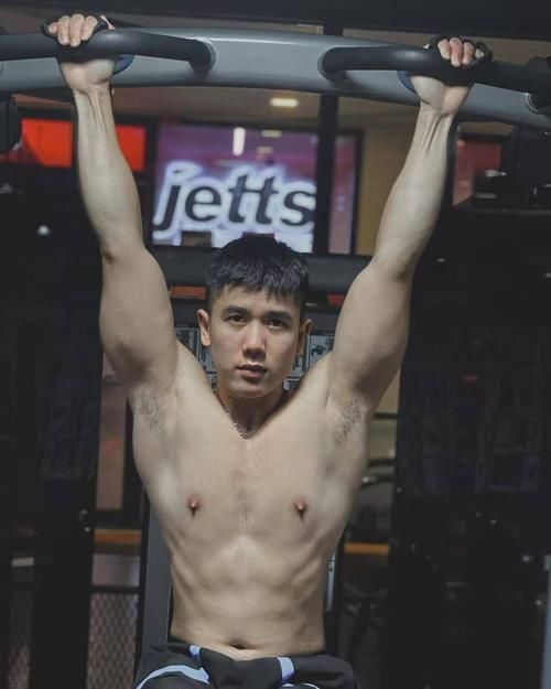 鲜嫩|鲜嫩型男爱健身＋运动，挥洒青春汗水雕琢肌肉，胸肌和臂肌很有料