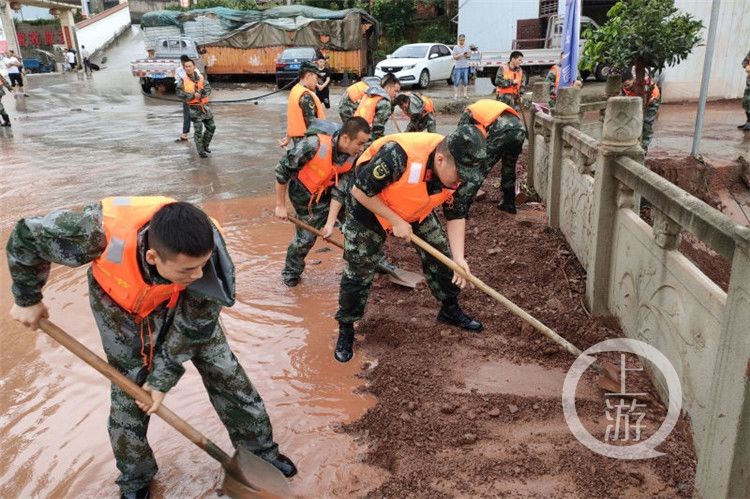 厂房|洪水冲垮部分厂房 武警转移被困群众