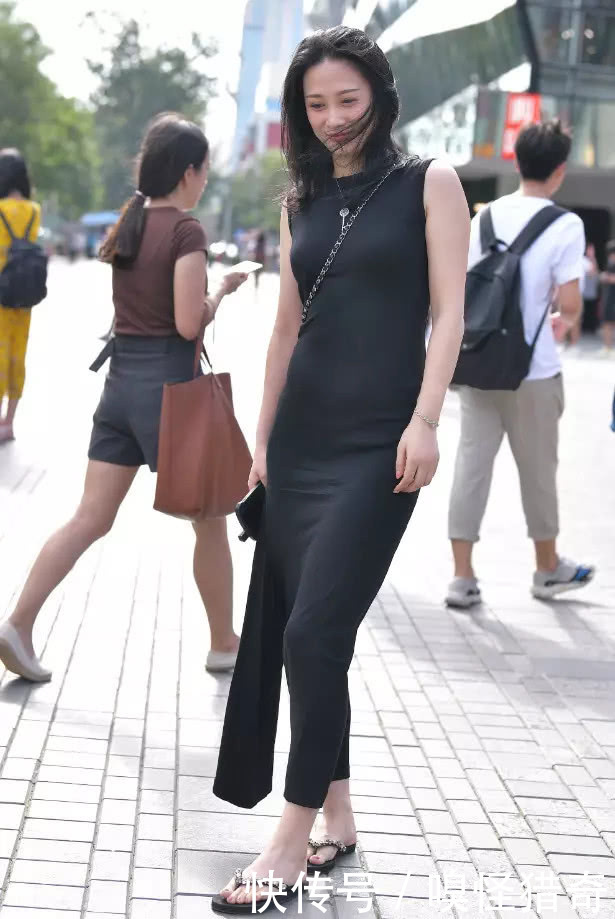 优雅|街拍美女:微胖妇人一袭优雅长裙,尽显婀娜身姿,浪漫雅致,很美