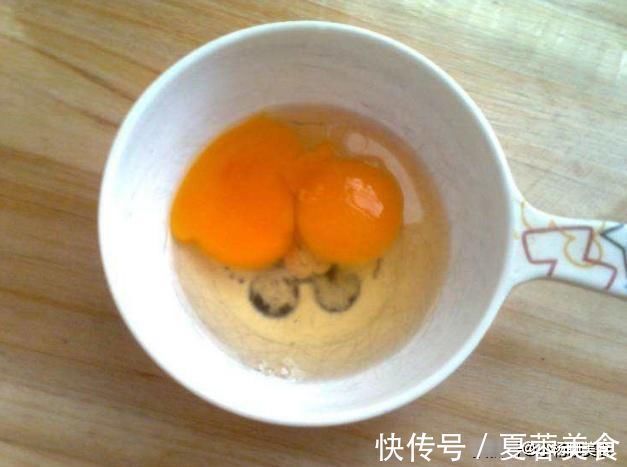 蒸鸡蛋羹时，需要加水吗？果然一步错步步错，难怪蛋羹不嫩气孔多