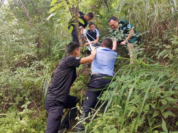 遇险|湖北五峰：父子悬崖遇险，民警紧急救援