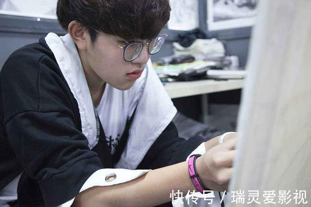 美术@美术生高分卷对比低分卷,结果高分卷却''翻车'',网友:外行看不懂