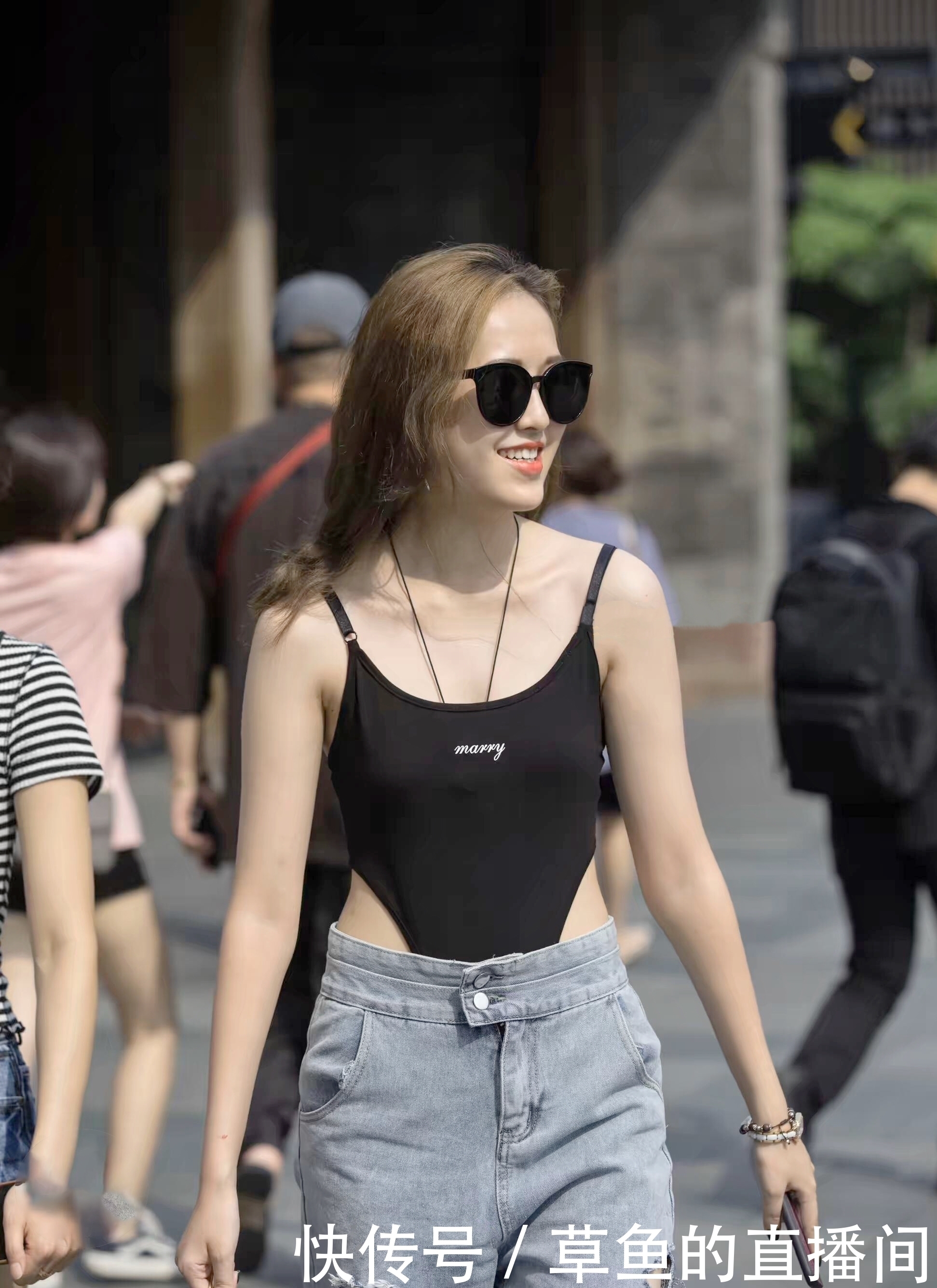 太会|街拍:小姐姐太会穿了,黑色肚兜搭陪破洞牛仔裤,这是什么造型啊