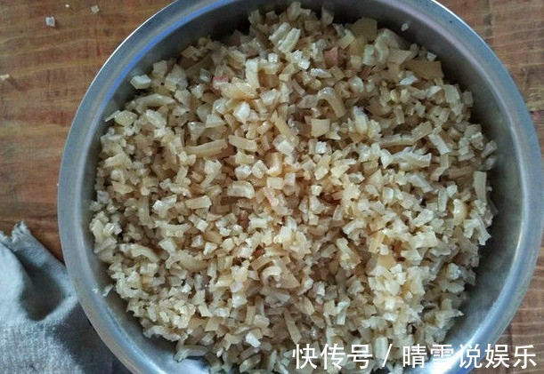 小伙带女友回农村老家,准公公特意做了个拿手菜,姑娘一口不吃