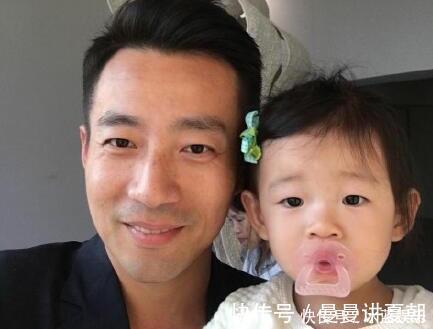 女儿|女儿在商场“撒泼”,爸爸原地观看3小时,引发网友争议