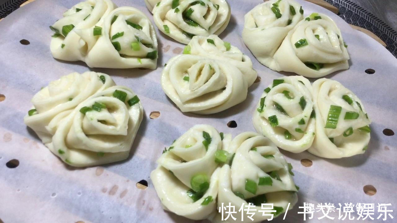 想吃花卷不会拧教你一绝招,筷子一压,简单快速,太方便了