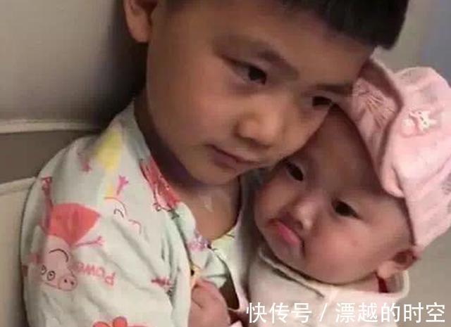 朋友说|妹妹被妈妈教训后,一脸委屈地窝在哥哥怀里,兄妹俩看着太有爱了