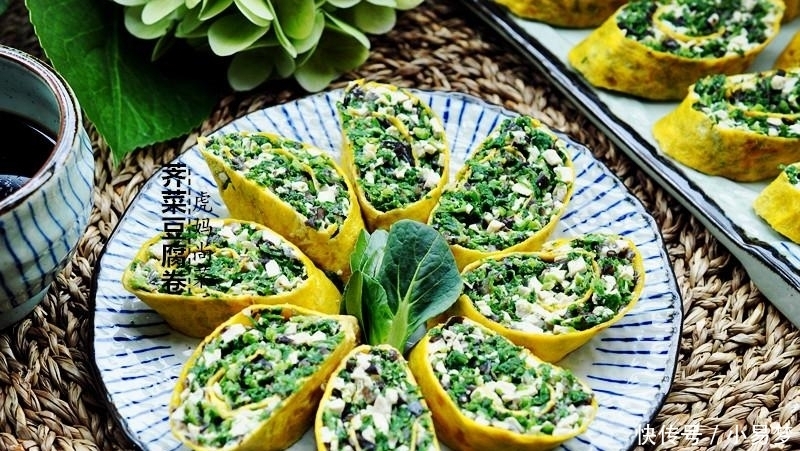 荠菜新吃法,卷起来蒸5分钟,清鲜软嫩,一口一个吃不停