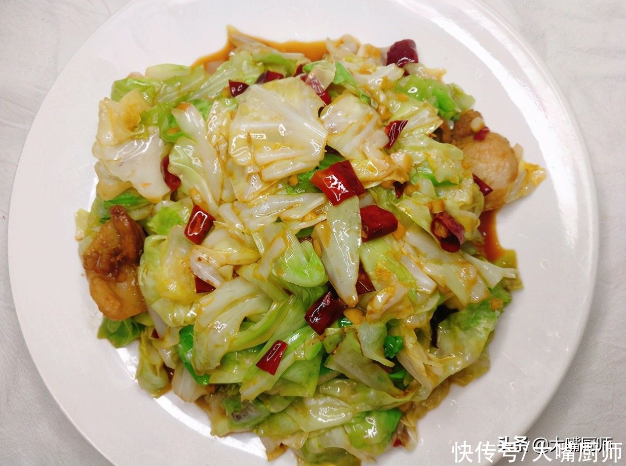 叶子|为啥饭店里的手撕包菜又香又脆？学会几个技巧，在家也能做得好吃