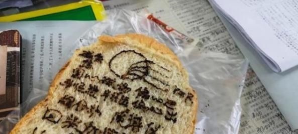 高考|哆啦A梦同款!男老师做50份记忆面包满是考点,家长感动哭了