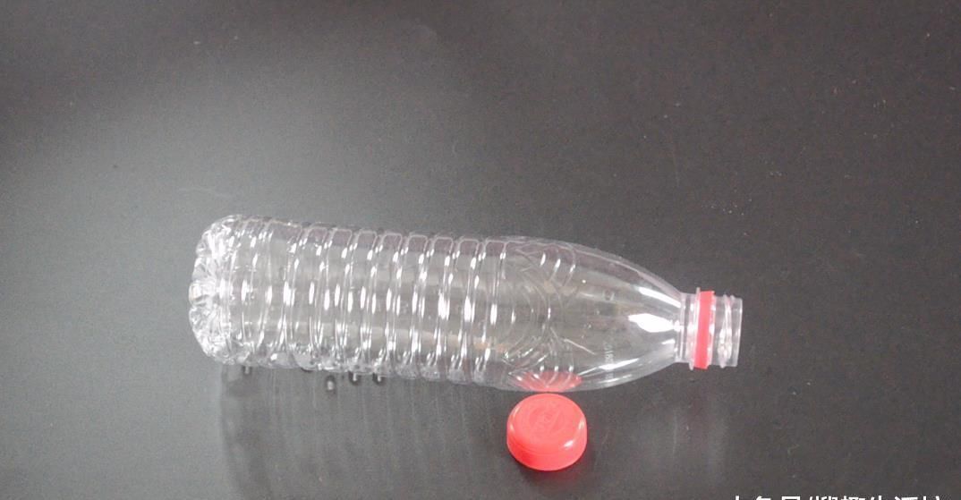 把毛巾塞进矿泉水瓶, 解决了一大堆人出游遇到的难题, 赶紧试一试