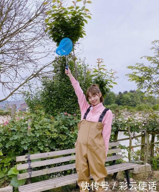 段奥娟瘦了之后穿衣服太好看了吧！白色T恤配条纹衬衫，明艳动人