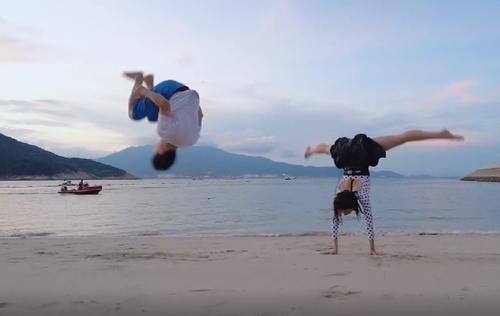 林峯|不愧是奥运冠军!周捷在沙滩秀一字马,邹凯原地后空翻