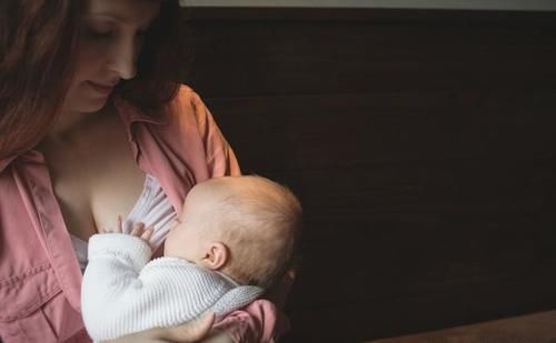 宝宝吸母乳不吸完就睡,可是又没吃饱怎么办?