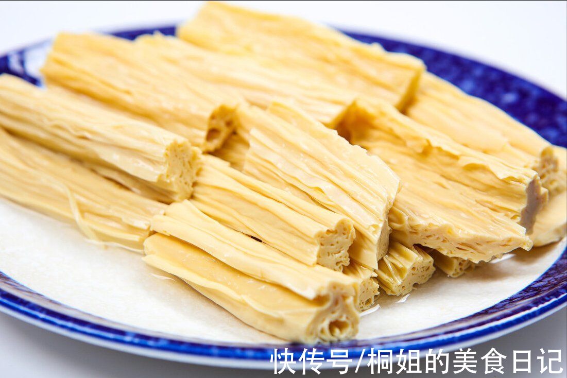 泡腐竹，不要放在水里就泡，饭店常用这方法，泡发快速不夹生