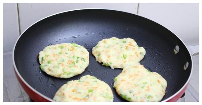 土豆饼的简单做法，学会了再也不用买早餐了，咬一口满嘴留香