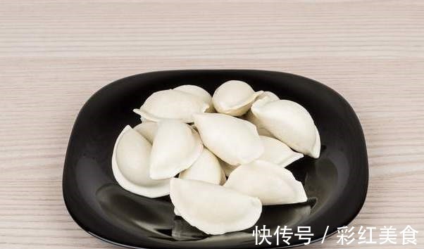 饺子皮|煮冻饺子，不要再开水下锅了，牢记3个窍门，饺子鲜香不破皮